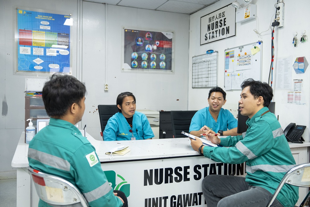 Christian Mamuaya, Medical Supervisor Klinik Harita Nickel Obi, menanamkan nilai empati dan kepedulian dalam setiap pelayanan kesehatan di site Obi