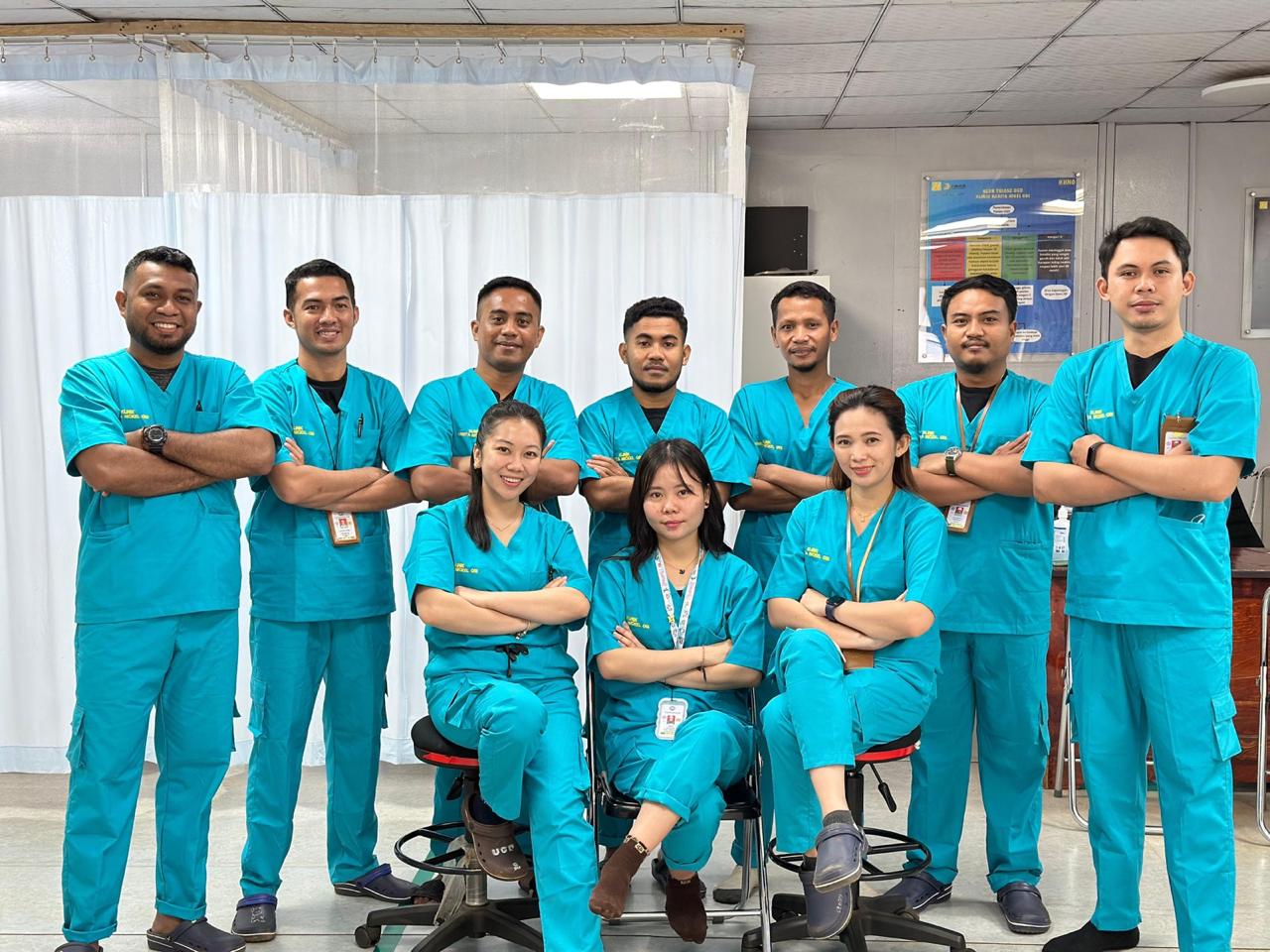 Christian Mamuaya bersama tim medis Klinik Harita Nickel Obi yang menjadi garda terdepan dalam menjaga kesehatan dan keselamatan karyawan di site Obi.