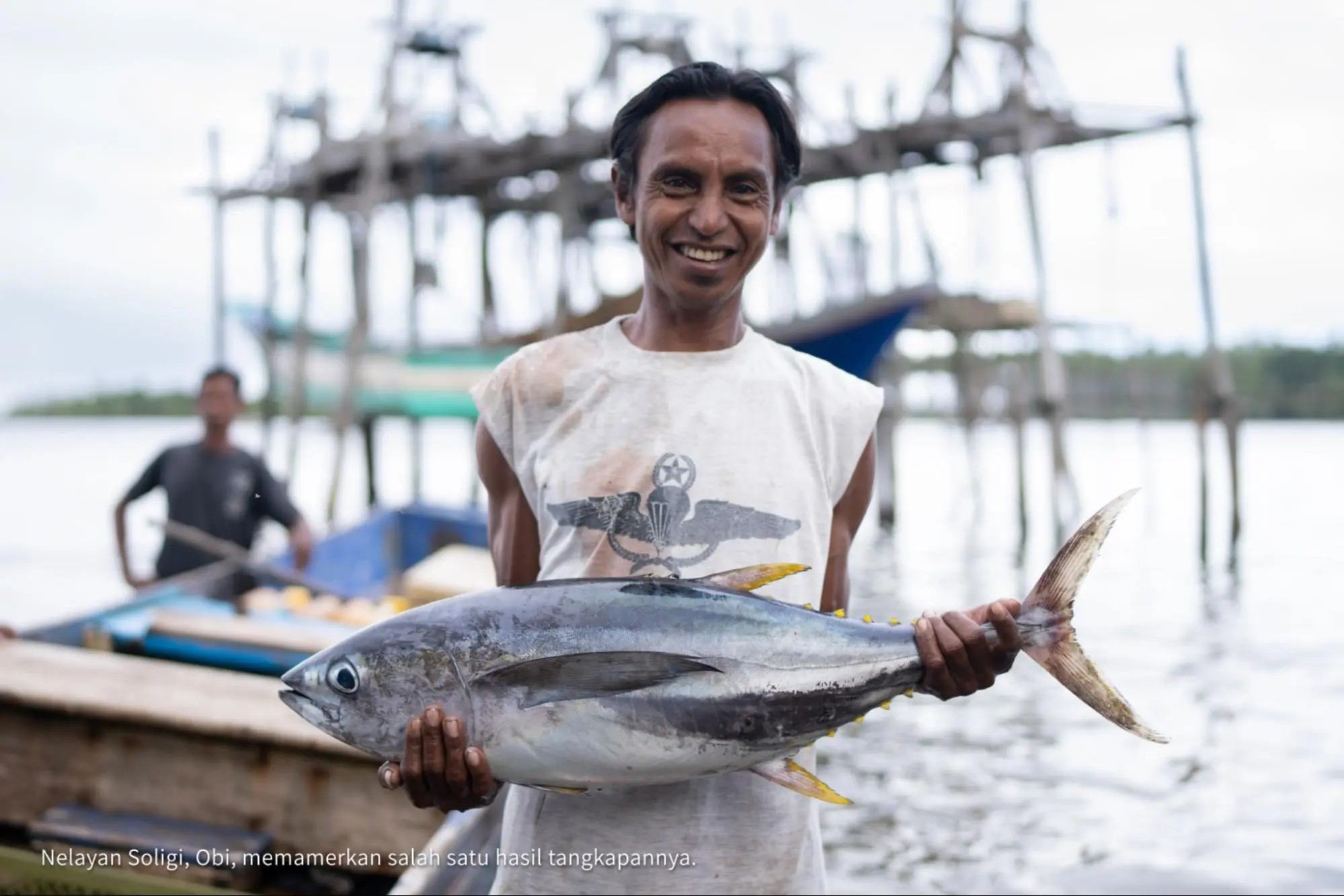 Nelayan Soligi Memamerkan Hasil Tangkapan Ikan Besar
