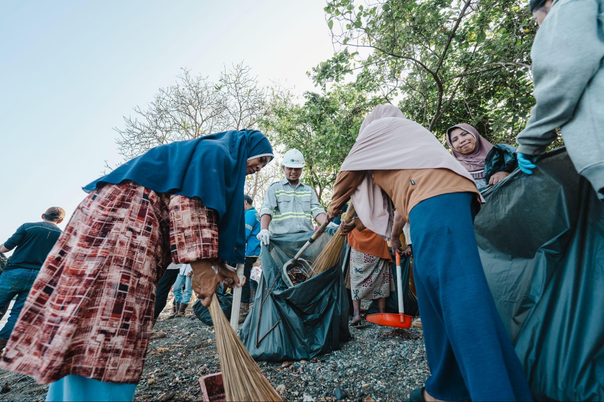 Gotong Royong Warga desa Kawasi dan Insan Harita