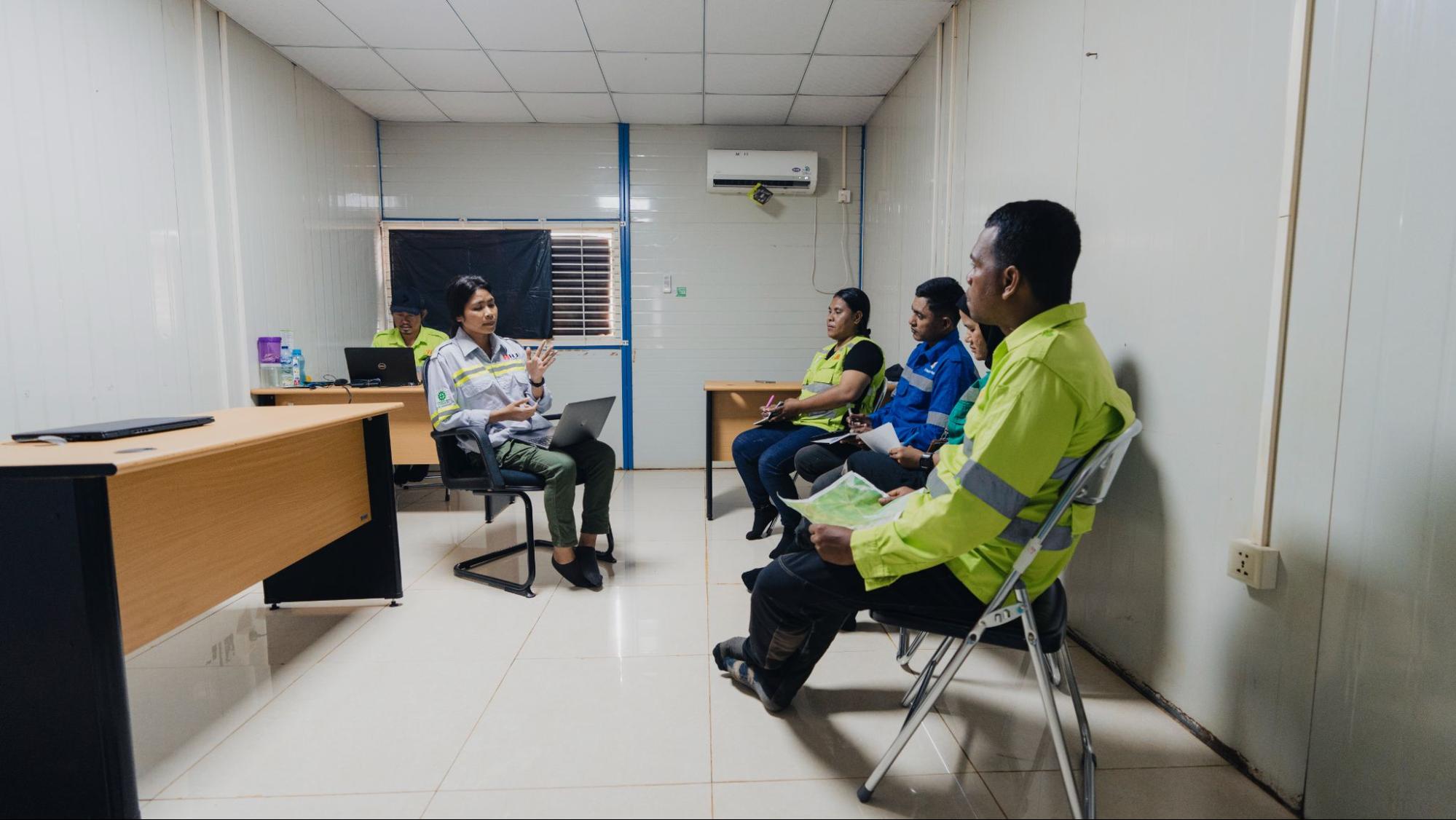 Rita berdiskusi dengan rekan community relations Harita Nickel
