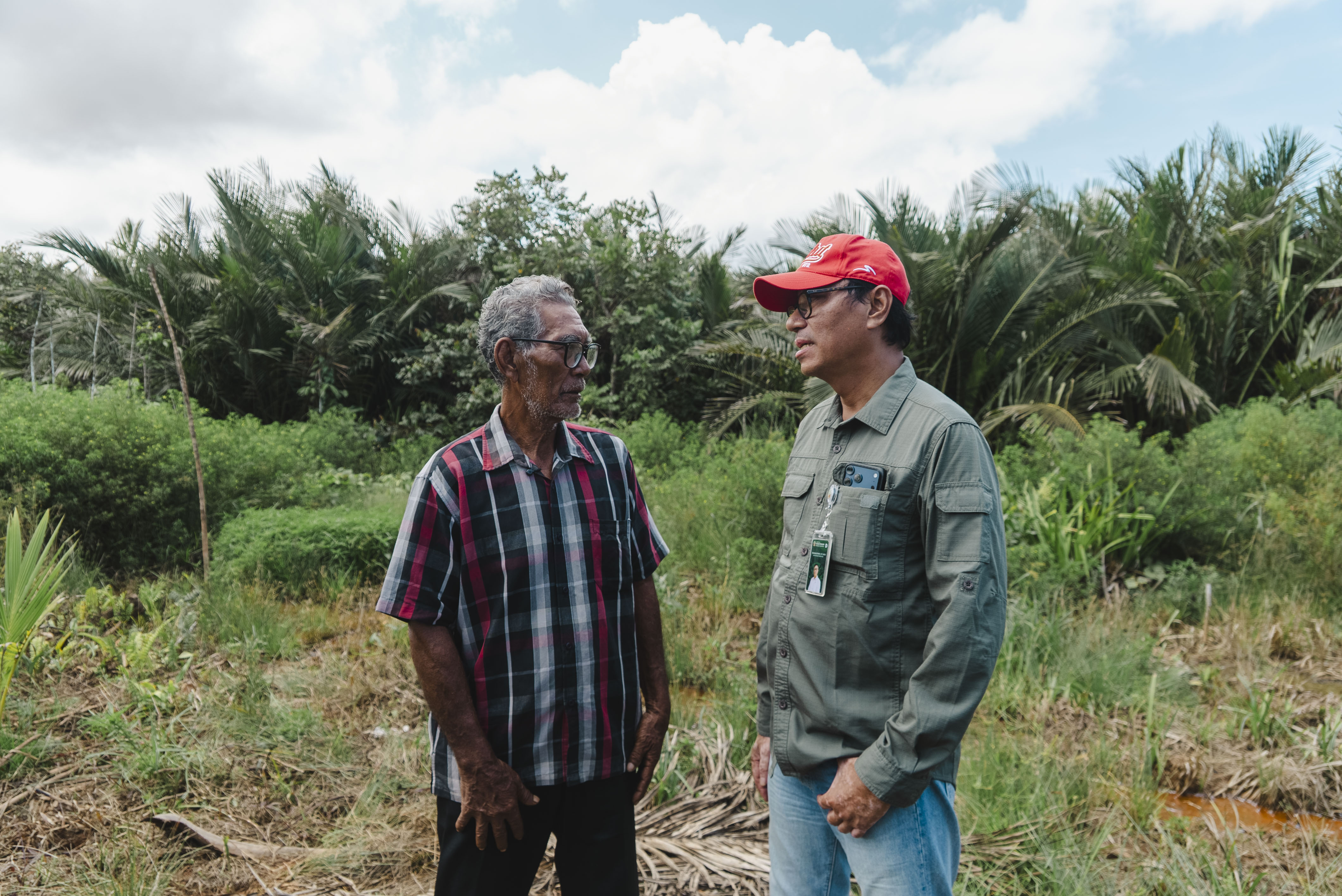 Ketua adat desa Kawasi dan Kepala BKSDA Maluku Utara