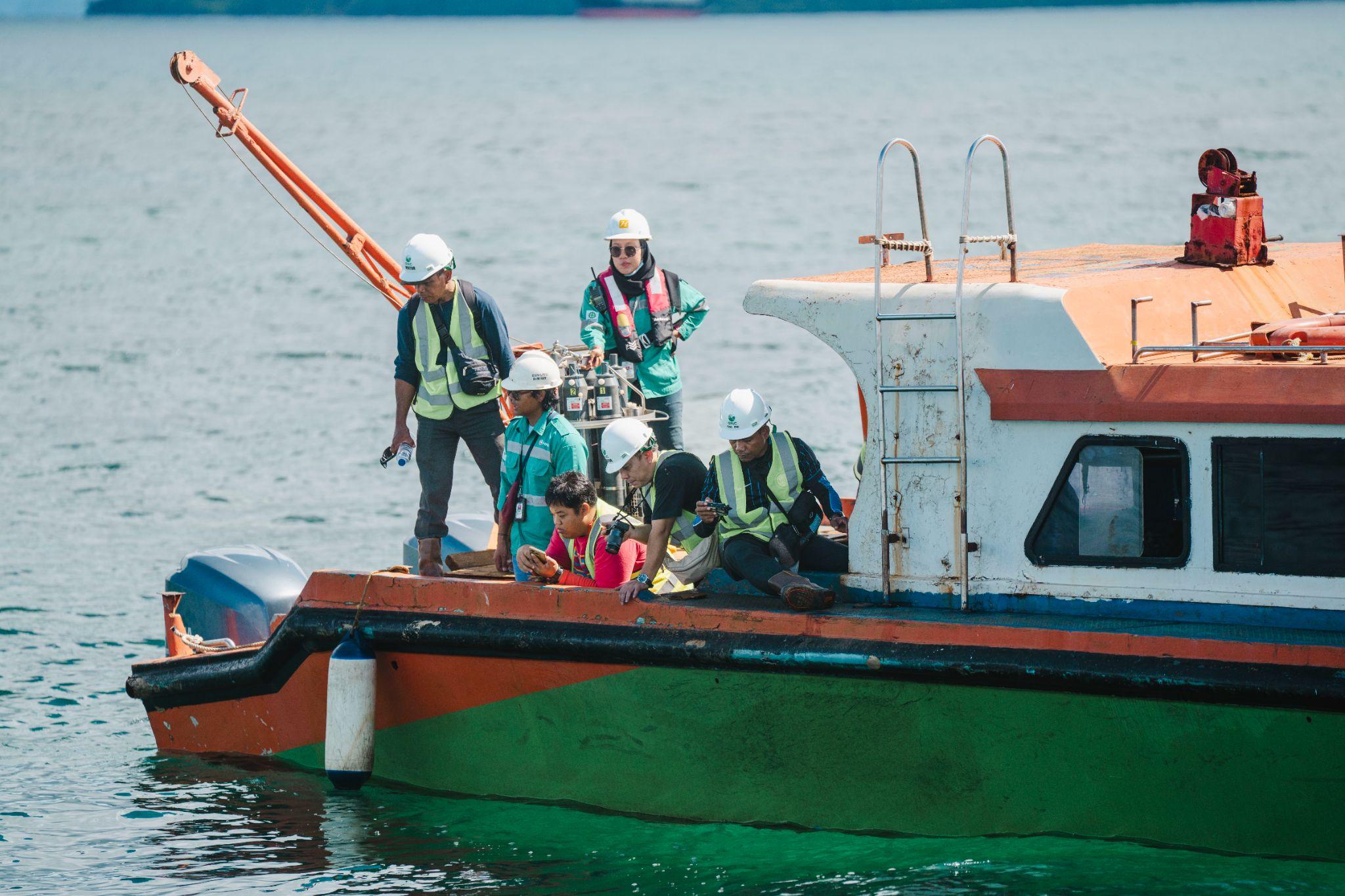 Tim Perkumpulan Telapak dan Universitas Khairun Ternate melakukan observasi kondisi perairan di sekitar area operasional Harita Nickel di Pulau Obi.