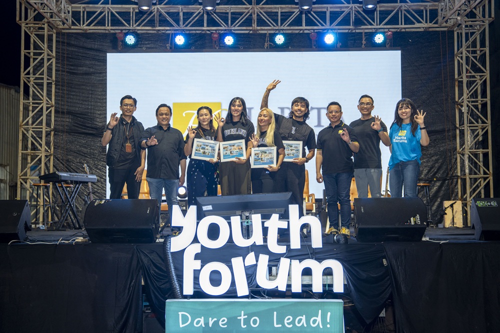 Para pembicara Youth Forum 2025 berfoto bersama usai sesi inspiratif tentang dunia konten kreatif.
