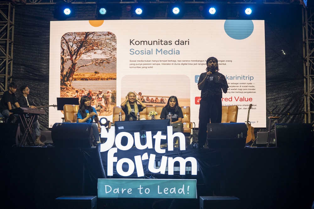 Salah satu pembicara membagikan pengalaman dan tips membuat konten kreatif di hadapan peserta Youth Forum 2025 di site Obi.